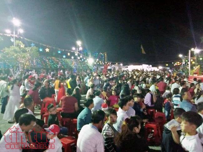 Hàng ngàn người dân TP Hồ Chí Minh nô nức trong đêm Giáng sinh ảnh 9
